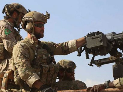 Hai quân nhân thuộc lực lượng đặc nhiệm của Mỹ (được điều động đến Syria cố vấn cho SDF) bị chụp ảnh ở phía Bắc Syria tháng 5-2016. Ảnh: AFP