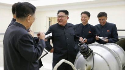 Nhà lãnh đạo Kim Jong-un đang kiểm tra một đầu đạn hạt nhân. Ảnh: KCNA