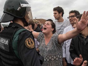  Cử tri Catalan đối mặt cảnh sát chống bạo động Tây Ban Nha ngày 1-10. Ảnh: GETTY