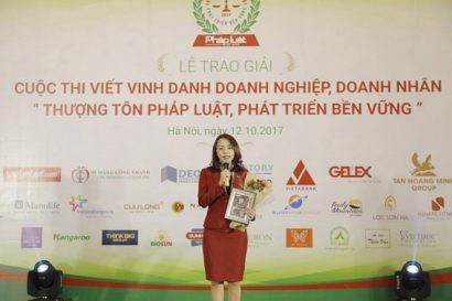 Bà Hương Trần Kiều Dung – Phó chủ tịch HĐQT Tập đoàn FLC đại diện các doanh nghiệp được vinh danh phát biểu trong buổi lễ