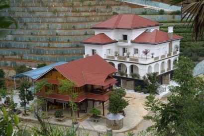  Ông Phạm Sỹ Quý (nguyên giám đốc Sở Tài nguyên - môi trường Yên Bái) chỉ bị phát hiện thiếu trung thực khi báo chí, dư luận lên tiếng mạnh mẽ về biệt phủ xa hoa này - Ảnh: TL