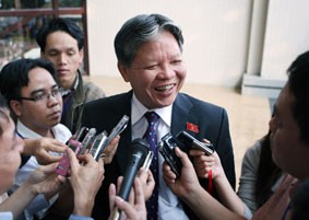  Ông Hà Hùng Cường (khi còn là Bộ trưởng Bộ Tư pháp) trao đổi với báo chí bên hành lang một kỳ họp Quốc hội