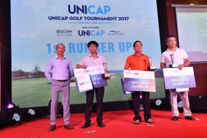 Ông Nhữ Văn Hoan- PTGĐ TT Công ty CP Quản Lý Sân Golf Biscom trao các giải cho các golfer.