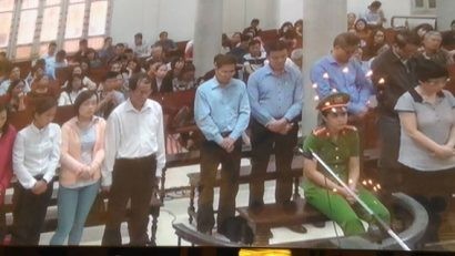 Các bị cáo đứng nghe HĐXX tuyên án. (Ảnh: Hòa Nguyễn)