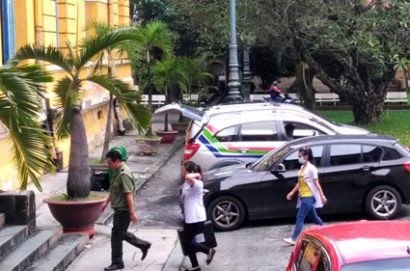  Các nhân viên y tế được mời đến tòa để sơ cứu cho bị cáo Nguyễn Minh Hùng vào lúc 14h50 (Ảnh: Hữu Ký)