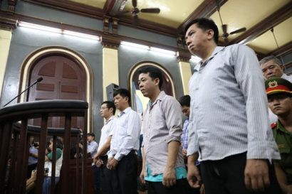  Các bị cáo nghe tòa tuyên án - Ảnh: HỮU KHOA