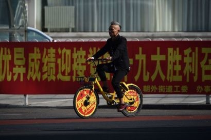  Biểu ngữ chào mừng đại hội đảng trên xe đạp chia sẻ ở Trung Quốc. Ảnh: AFP.