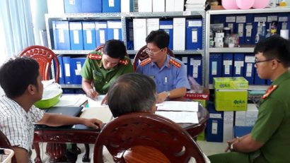  Cơ quan điều tra tống đạt quyết định khởi tố đối với cán bộ Sở TN-MT Đồng Tháp. Ảnh: C.A.