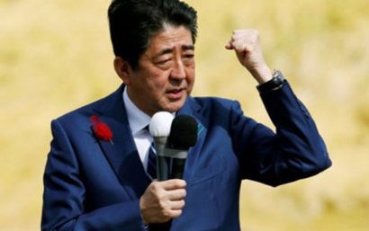  Ông Abe vận động tranh cử ở Fukushima ngày 17/10. Ảnh: Reuters.