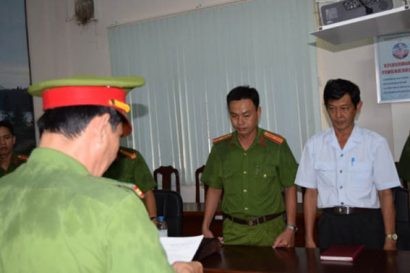  Cơ quan CSĐT Công an tỉnh Trà Vinh tống đạt quyết định khởi tố bị can, bắt tạm giam ông Trần Hồng Nguyên (Ảnh: C.A)