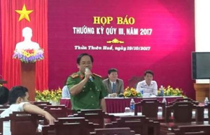 Đại tá Đặng Ngọc Sơn trả lời câu hỏi của phóng viên tại buổi họp báo. Ảnh: Trần Hòe.