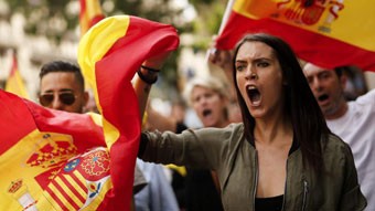  Người biểu tình mang cờ Tây Ban Nha đòi đoàn kết thống nhất đất nước trong cuộc xuống đường ở thành phố Barcelona - thủ phủ xứ Catalonia ngày 7-10 - Ảnh: AFP