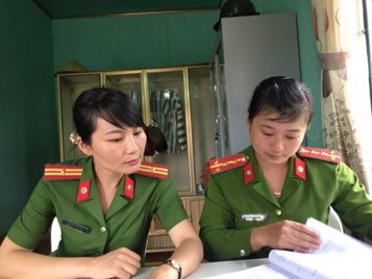  Thiếu tá Đỗ Thị Huyền, Phó đội trưởng Đội Quản giáo kiểm tra sổ giáo dục riêng phạm nhân của Đại uý Nguyễn Thị Phúc.