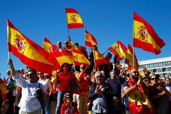 Người biểu tình mang cờ Tây Ban Nha tập trung tại quảng trường trung tâm của Madrid vào ngày 7-10 - Ảnh: REUTERS