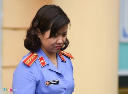  Bà Trần Thị Bảy, đại diện cơ quan công tố phát biểu quan điểm luận tội với các bị cáo. Ảnh: Việt Hùng.