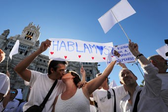  Nhóm biểu tình đòi đối thoại mặc đồ trắng và mang biển hiệu trắng với dòng chữ bằng tiếng Tây Ban Nha có nghĩa "Chúng ta nói chuyện với nhau chứ?" trong cuộc biểu tình ở thủ đô Madrid ngày 7-10 - Ảnh: REUTERS