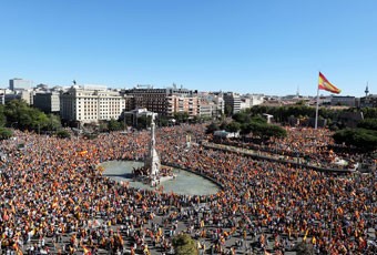  Biển người mang cờ Tây Ban Nha đòi giữ thống nhất đất nước chiếm khắp khu trung tâm thủ đô Madrid ngày 7-10 - Ảnh: REUTERS