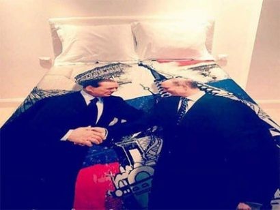  Tấm drap trải giường in ảnh cựu Thủ tướng Ý Silvio Berlusconi và Tổng thống Putin. Ảnh: NEWSWEEK