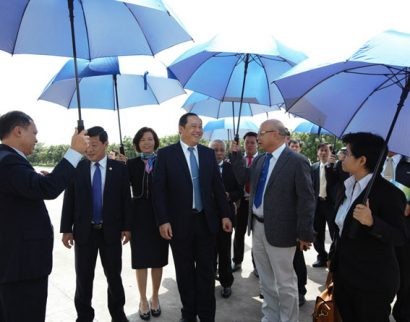 Các đại biểu đi tham quan nhà máy Sữa Việt Nam của Vinamilk 