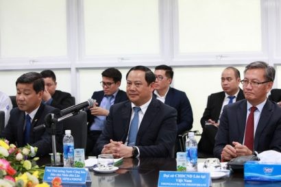 Phó Thủ tướng nước Cộng hòa Dân chủ Nhân dân Lào Sonexay Siphandone (người ngồi giữa) tại buổi làm việc