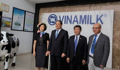 Phó Thủ tướng nước Cộng hòa Dân chủ Nhân dân Lào Sonexay Siphandone, lãnh đạo tỉnh Bình Dương và lãnh đạo Vinamilk chụp hình lưu niệm tại Nhà máy Sữa Việt Nam. 