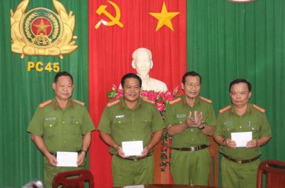  Đại tá Phạm Văn Ngân, Phó Giám đốc Công an tỉnh Vĩnh Long (thứ hai từ phải sang), trao thưởng cho ba tập thể. Ảnh: HD
