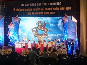 Cộng đồng doanh nghiệp ủng hộ đồng bào Thanh Hoá trong "Lễ tôn vinh doanh nghiệp và doanh nhân tiêu biểu 2017" (Nguồn:baodautu)