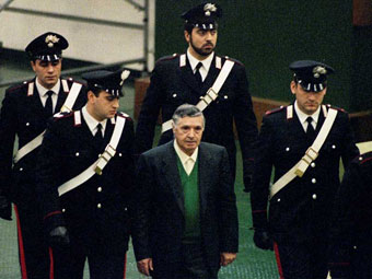 Cảnh sát Ý áp giải trùm mafia khét tiếng Toto Riina tại tòa án Palermo vào ngày 1-12-1993. Ảnh: REUTERS