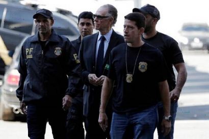  Ông Carlos Nuzman (đeo kính) bị bắt vì hối lộ