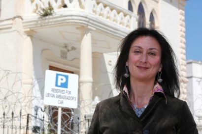  Nữ nhà báo điều tra Daphne Caruana Galizia chụp ảnh ở bên ngoài đại sứ quán Libya tại Valletta, thủ đô Malta - Ảnh: REUTERS