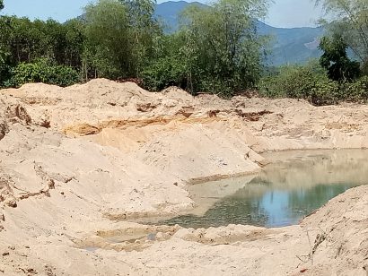  Công ty TNHH Tân Lập lợi dụng cấp phép tận thu cát để phục vụ công trình, đã tự ý khai thác lấn sâu vào đất vườn của dân hàng chục nghìn m2, đe dọa trực tiếp đến chân móng cầu Canh Vinh xã Canh Vinh (Vân Canh) thuộc tuyến TĐ 369B.