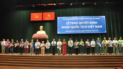 Một buổi lễ trao quyết định cho nhập quốc tịch Việt Nam tại Tp. Hồ Chí Minh