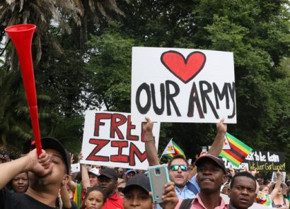 Người dân biểu tình yêu cầu ông Robert Mugabe từ chức tại thủ đô Harare - Zimbabwe, hôm 18-11. Ảnh: Reuters