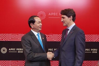  Chủ tịch nước Trần Đại Quang bắt tay Thủ tướng Canada Justin Trudeau tại Hội nghị cấp cao APEC 2016 ở Peru - Ảnh: Bộ Ngoại giao Việt Nam
