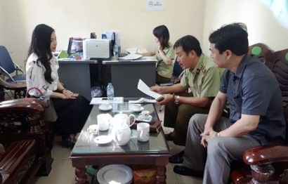  Ngày 31.10, tại Đội quản lý thị trường số 6, ông Trần Hùng đã có mặt trực tiếp hỏi bà Nguyễn Thu Trang về nguồn gốc lô mỹ phẩm giả trị giá 11 tỷ đồng (Ảnh: IT)