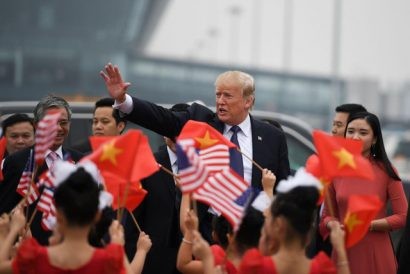 Chủ tịch nước Trần Đại Quang tiếp đón Tổng thống Mỹ Donald Trump thăm chính thức Việt Nam. (Ảnh: Reuters)