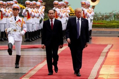  Chủ tịch nước Trần Đại Quang tiếp đón Tổng thống Mỹ Donald Trump thăm chính thức Việt Nam. (Ảnh: Reuters)