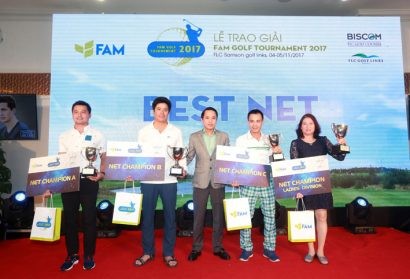 Ông Nguyễn Thanh Bình – Phó TGĐ Tập đoàn FLC trao giải cho các gôn thủ nhất Bảng A, B, C và Bảng Nữ