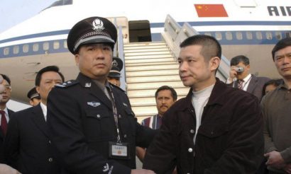  Một quan chức Trung Quốc (bên phải) bị bắt sau cáo buộc tham nhũng