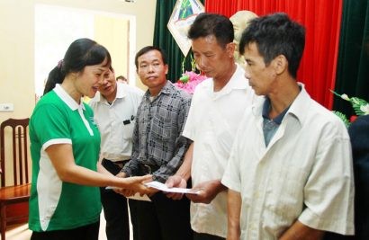 Bà Nguyễn Minh Tâm – Giám đốc Chi nhánh Vinamilk tại Hà Nội trao quà cho các hộ dân gặp khó khăn.