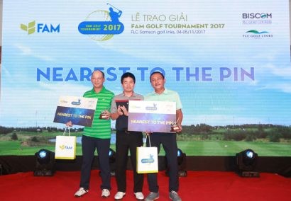 Ông Đặng Minh Cảnh – Tổng quản lý Sân golf FLC Samson Golf Links trao giải kỹ thuật cho các gôn thủ