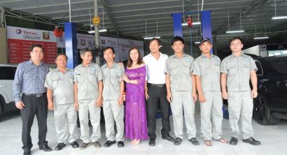 Bà Nguyễn Thị Kinh Thu – Chủ tịch HĐQT Công ty TNHH DV – TM Minh Hùng Stars (giữa) cùng nhân viên garage. 