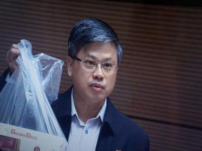  ĐB Nguyễn Sỹ Cương nói số thuốc lá lậu này ông mua được rất dễ dàng. Ảnh: Đ.MINH