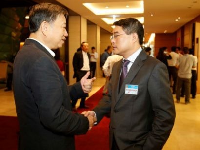  Thống đốc Lê Minh Hưng trao đổi với Bộ trưởng Bộ Công an Tô Lâm bên lề hành lang Quốc hội (Ảnh: IT) 