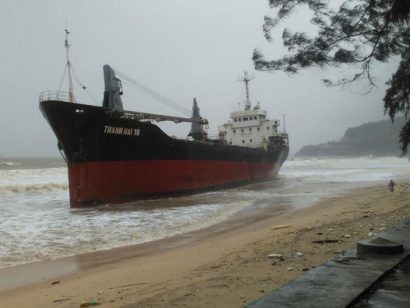  Một tàu hàng bị trôi dạt vào bờ biển Quy Nhơn sau bão số 12