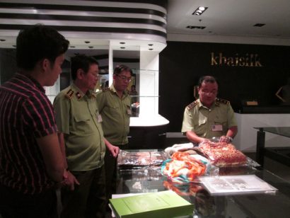 QLTT TP HCM kiểm tra một cửa hàng Khaisilk tại quận 1, TP HCM chiều 31/10 Ảnh: NGỌC ÁNH