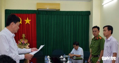 Ông Trần Văn Tâm (bìa phải) bị cơ quan CSĐT Bộ công an đọc lệnh bắt - Ảnh: Công an cung cấp