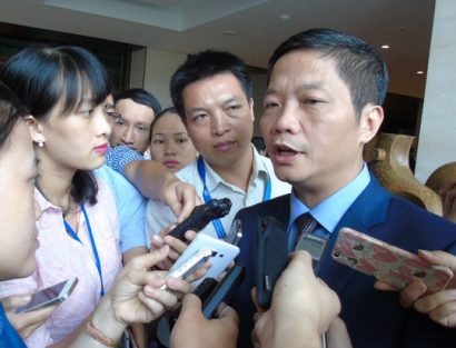  Bộ trưởng Công Thương Trần Tuấn Anh trả lời phỏng vấn bên hành lang Quốc hội - Ảnh Văn Duẩn