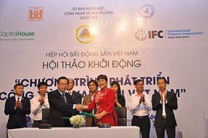 Bà Lưu Thị Thanh Mẫu - TGĐ Phuc Khang Corporation, nhà phát triển BĐS đầu tiên khu vực phía Nam tiên phong kí cam kết Phát triển Công trình xanh tại Việt Nam