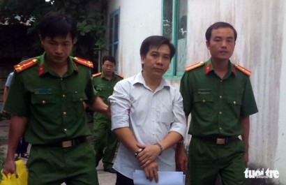  Ông Nguyễn Tấn Vinh bị cơ quan CSĐT Bộ công an dẫn giải lúc bị bắt - Ảnh: công an cung cấp.